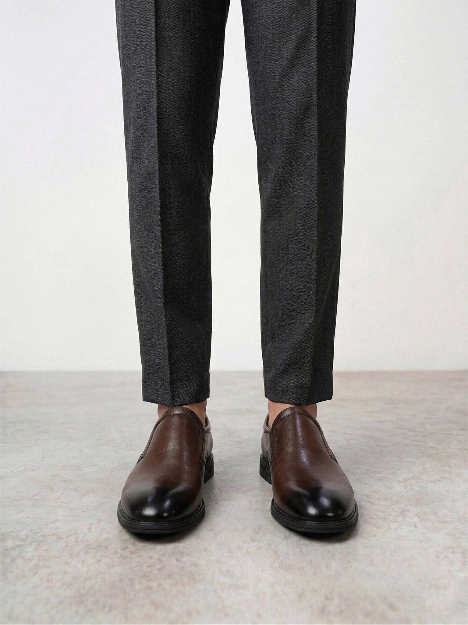 Туфли коричневого цвета с эластичными вставками на низком каблуке